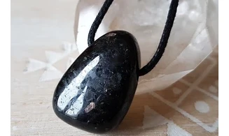 Nuumite pierre percée pendentif