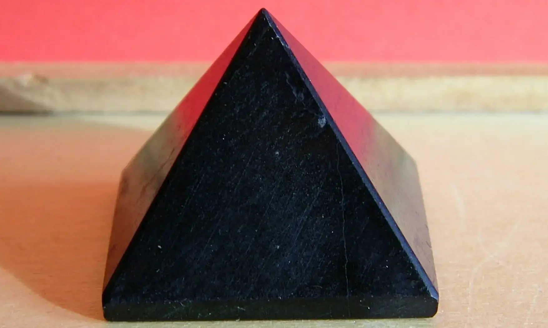 Pyramide Tourmaline noire pierre