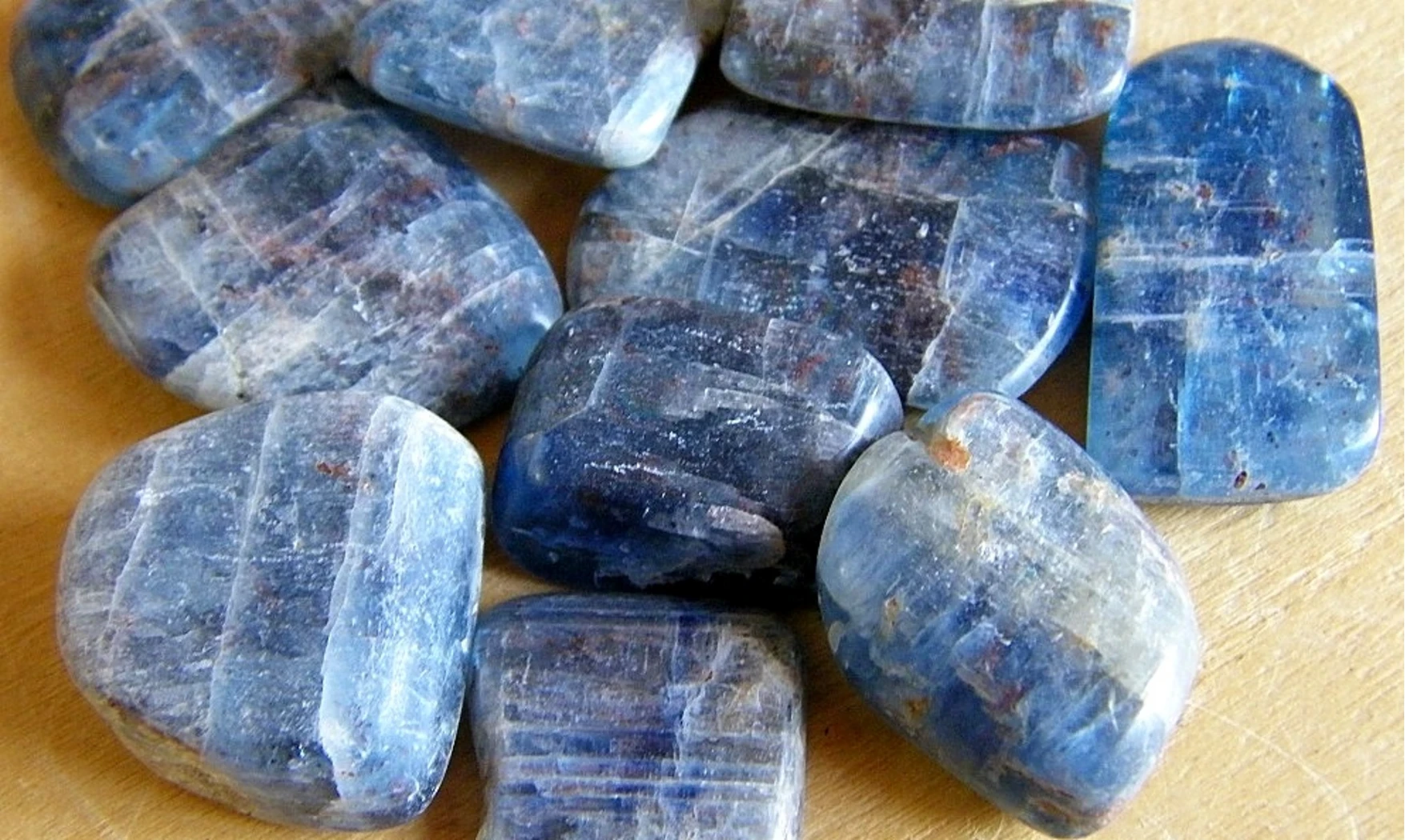 Cyanite pierre roulée