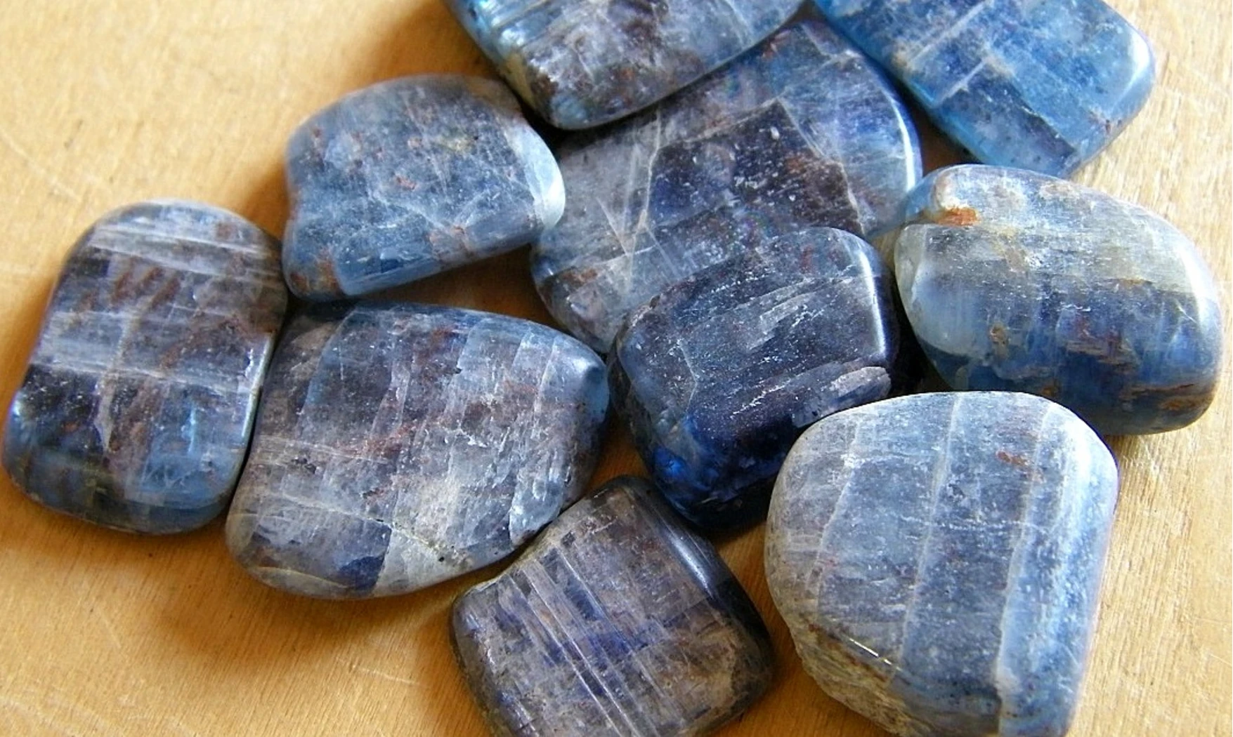 Cyanite pierre roulée