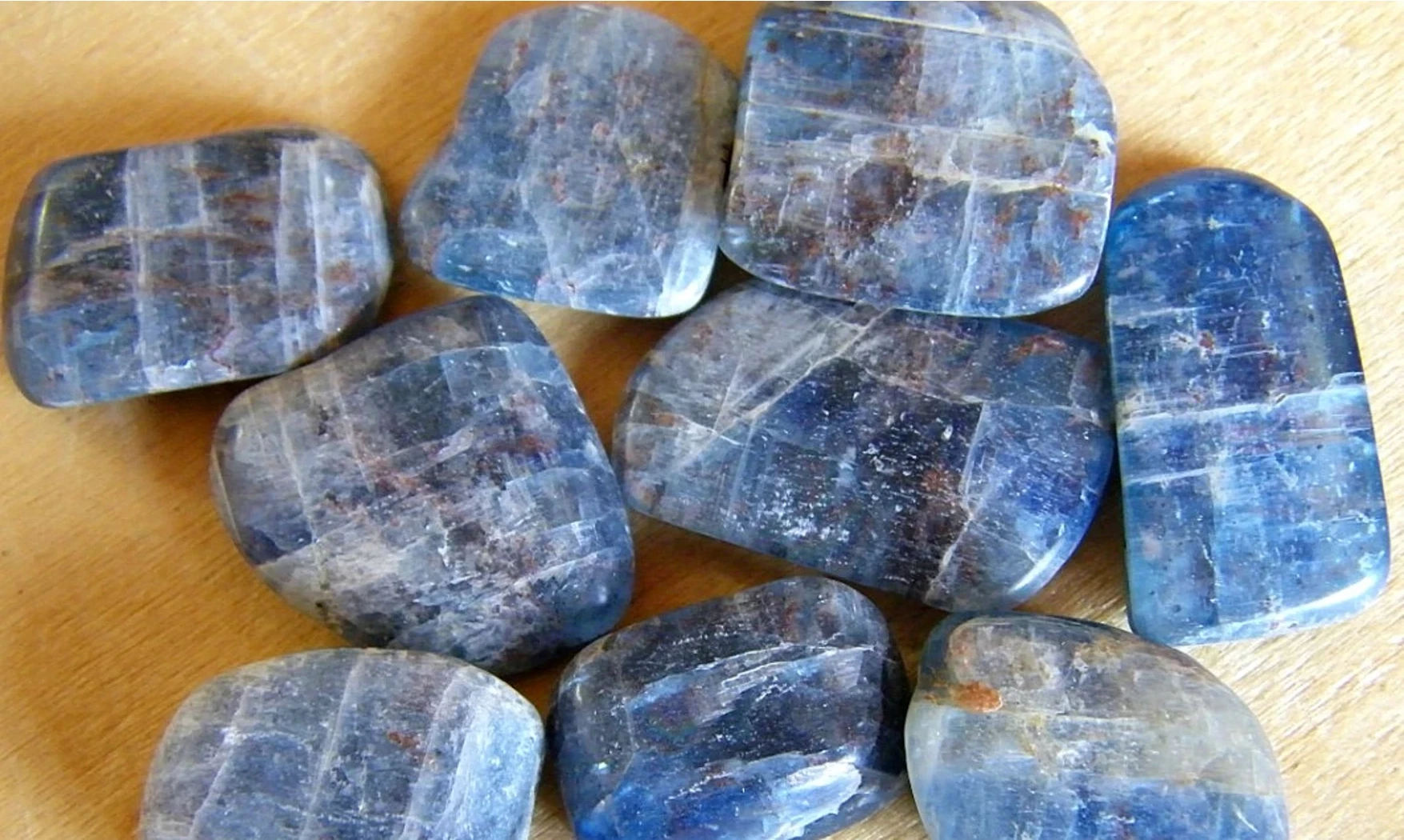 Cyanite pierre roulée