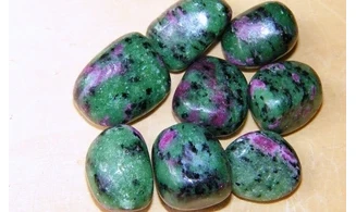 Rubis sur Zoisite pierre roulée