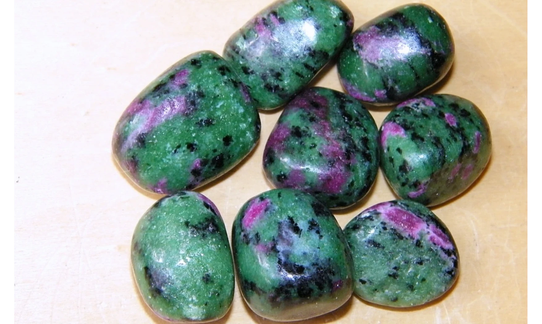Rubis sur Zoisite pierre roulée