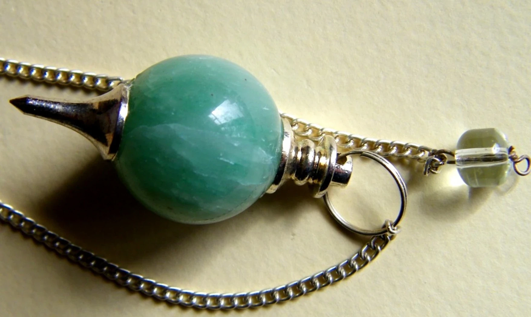 Aventurine verte pierre pendule sphère
