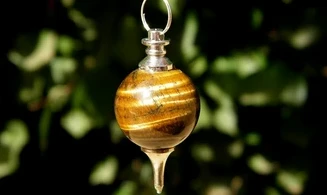 Oeil de Tigre pierre pendule sphère