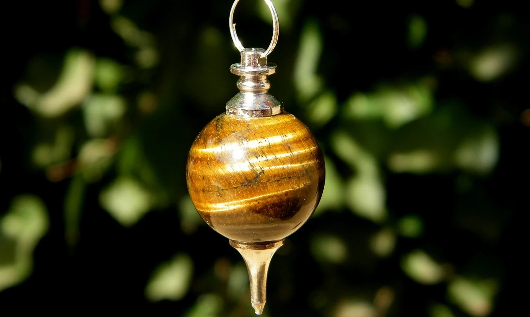 Oeil de Tigre pierre pendule sphère