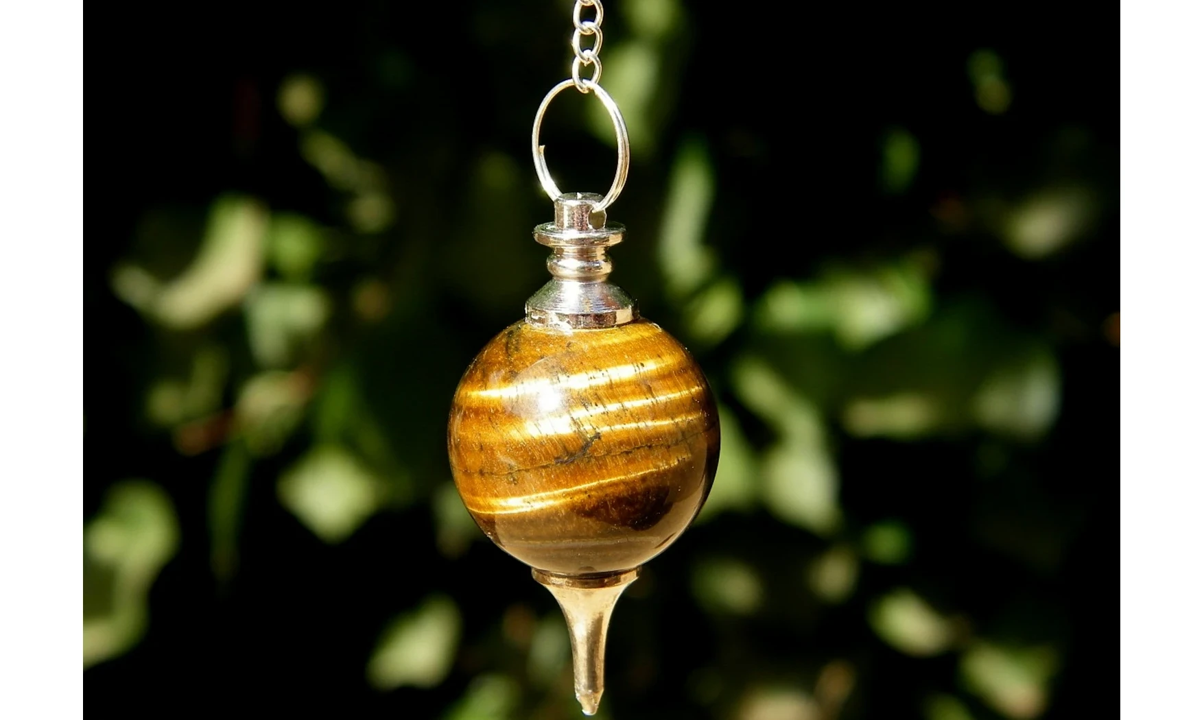 Oeil de Tigre pierre pendule sphère