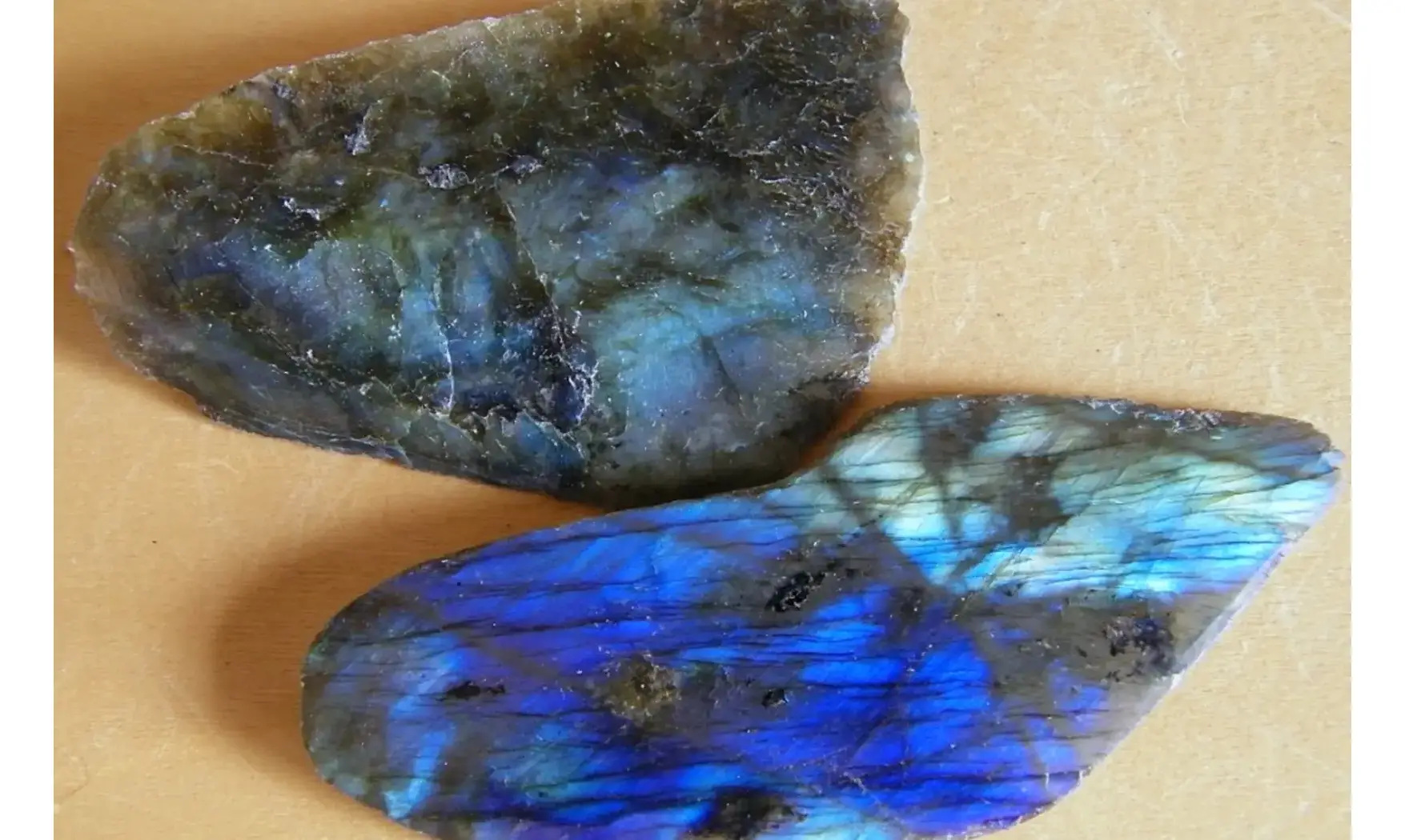 Labradorite Pierre brute 1 Face polie