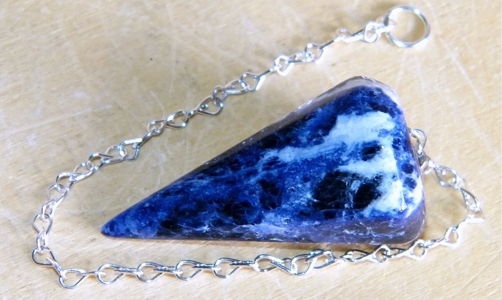 Sodalite pierre pendule cône facetté