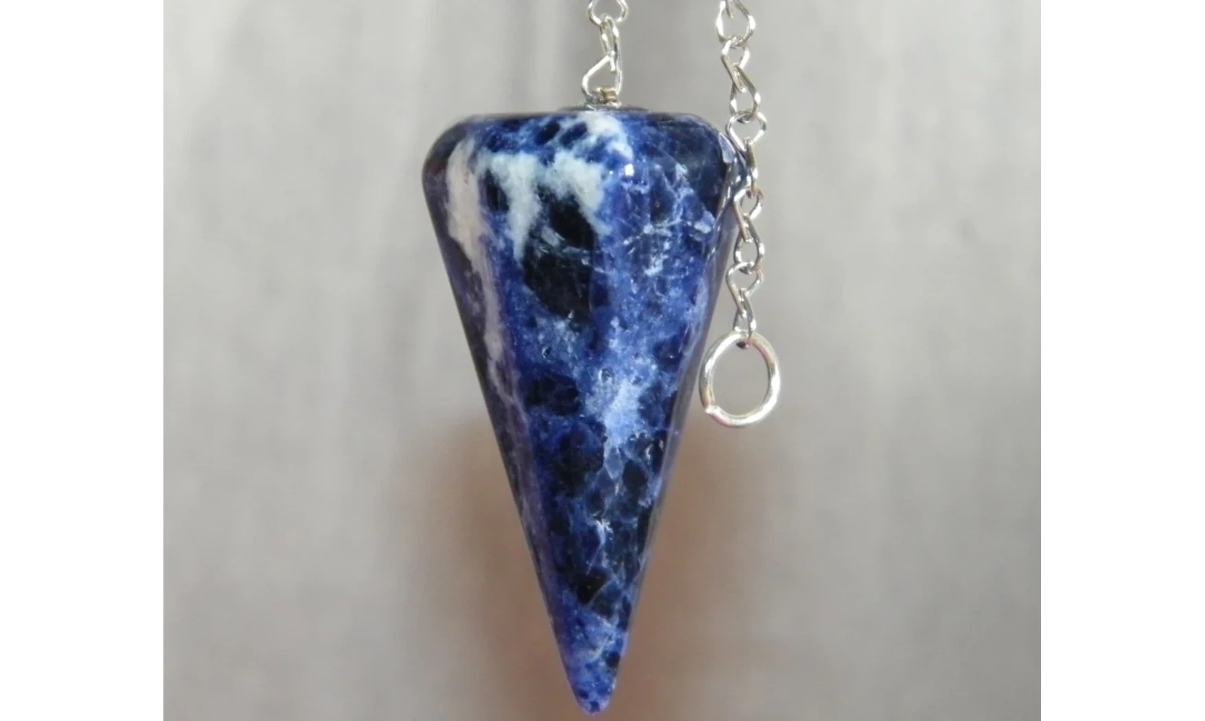 Sodalite pierre pendule cône facetté