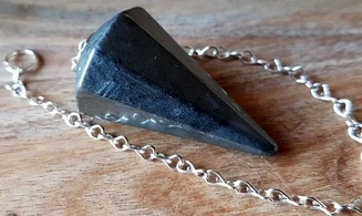 Hématite pierre pendule cône facetté