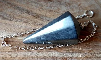 Hématite pierre pendule cône facetté