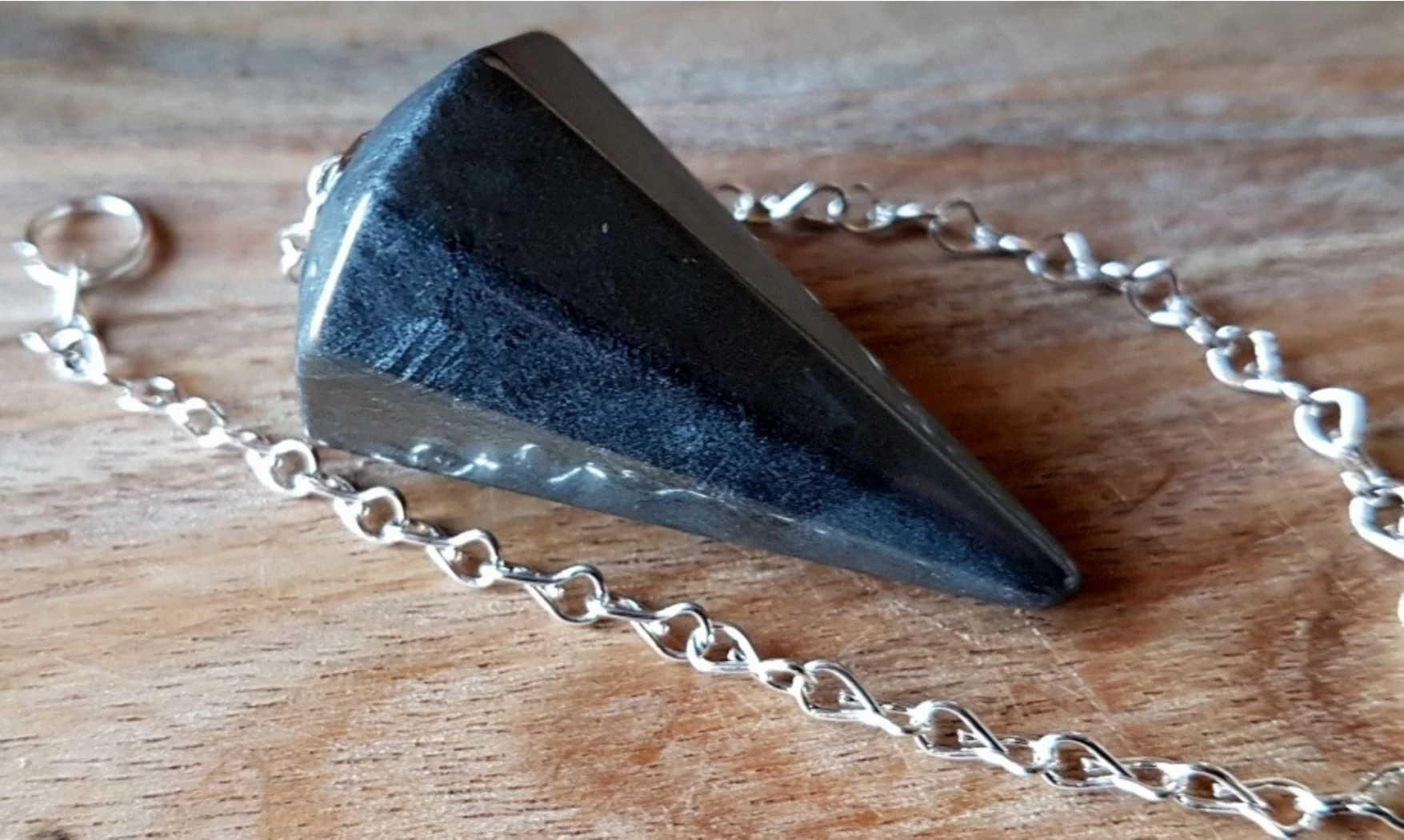 Hématite pierre pendule cône facetté