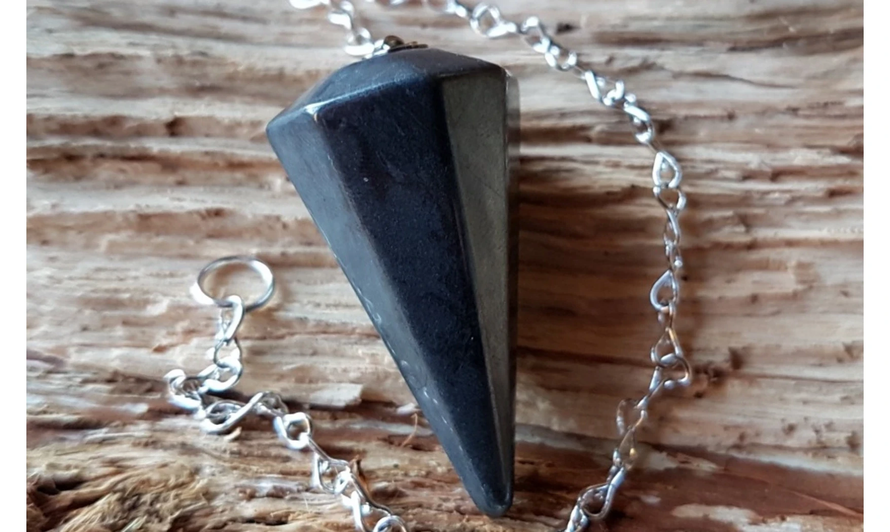 Hématite pierre pendule cône facetté