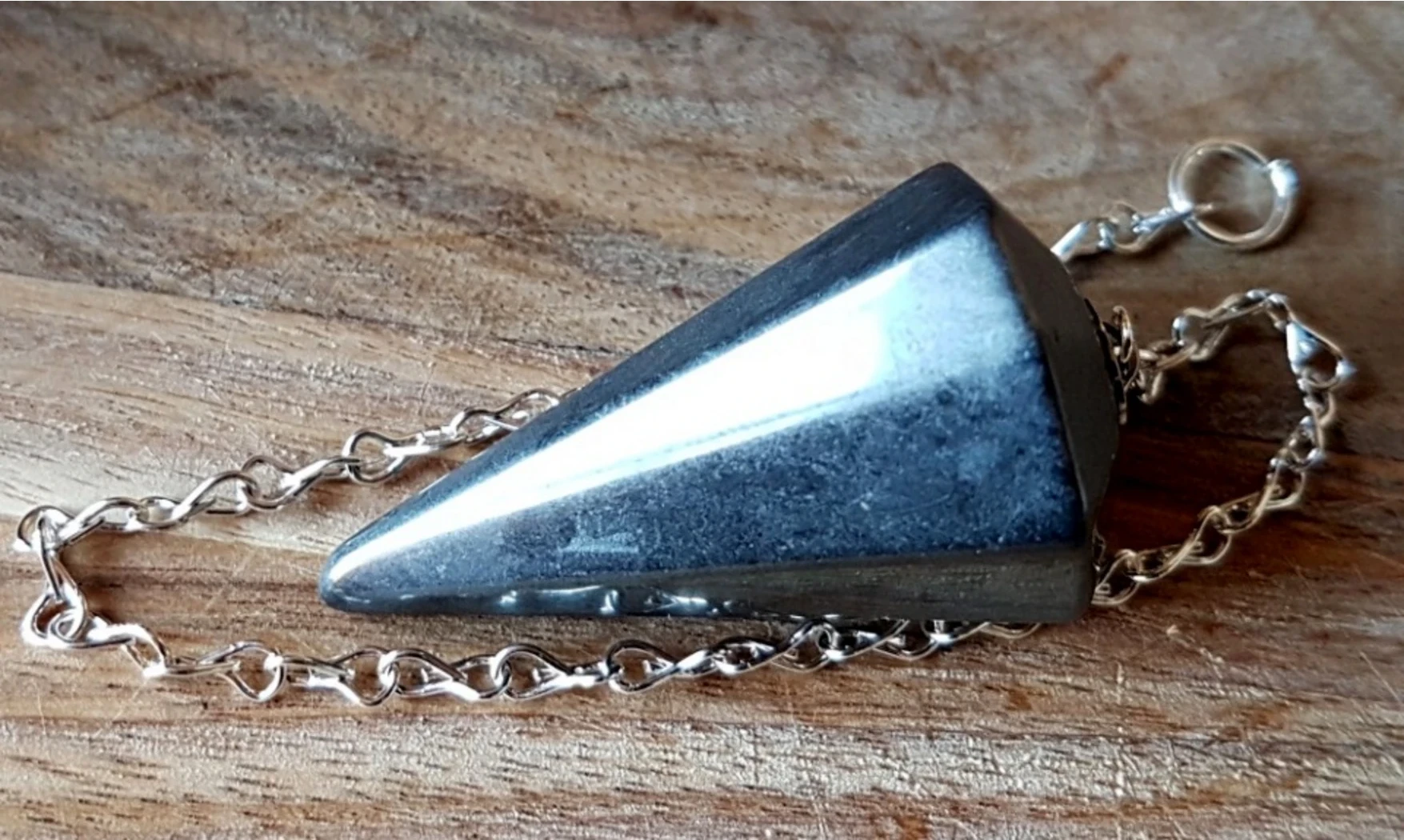 Hématite pierre pendule cône facetté