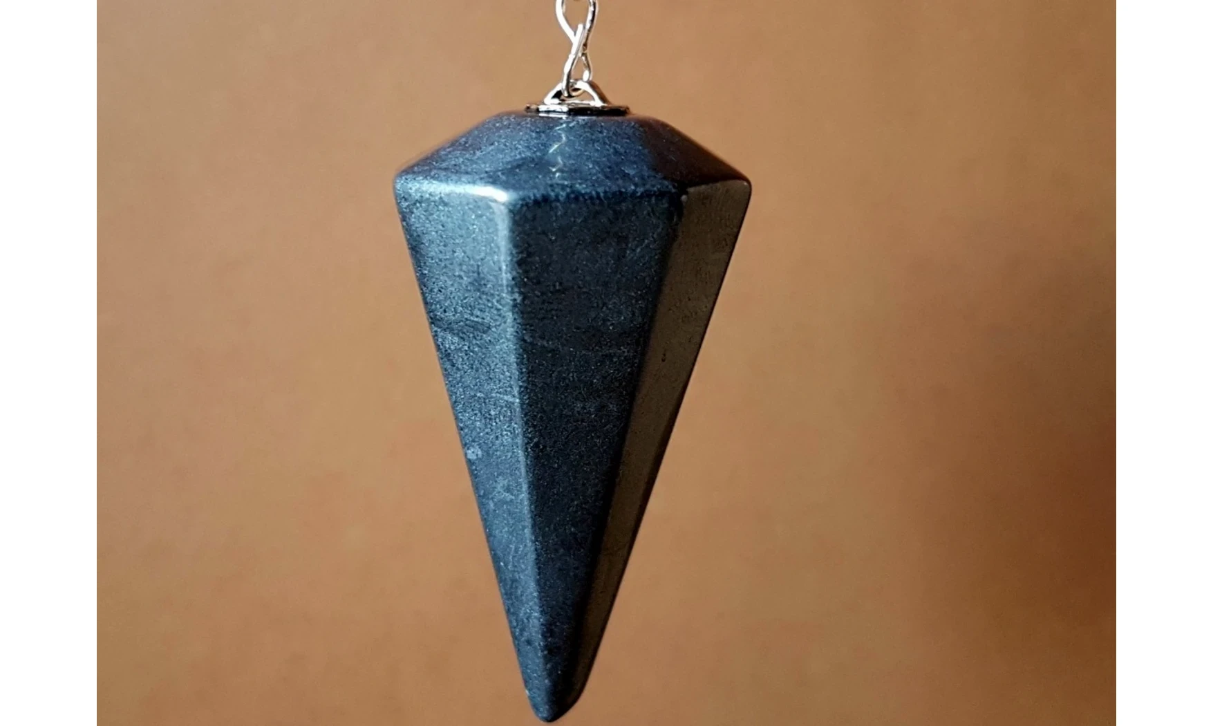 Hématite pierre pendule cône facetté