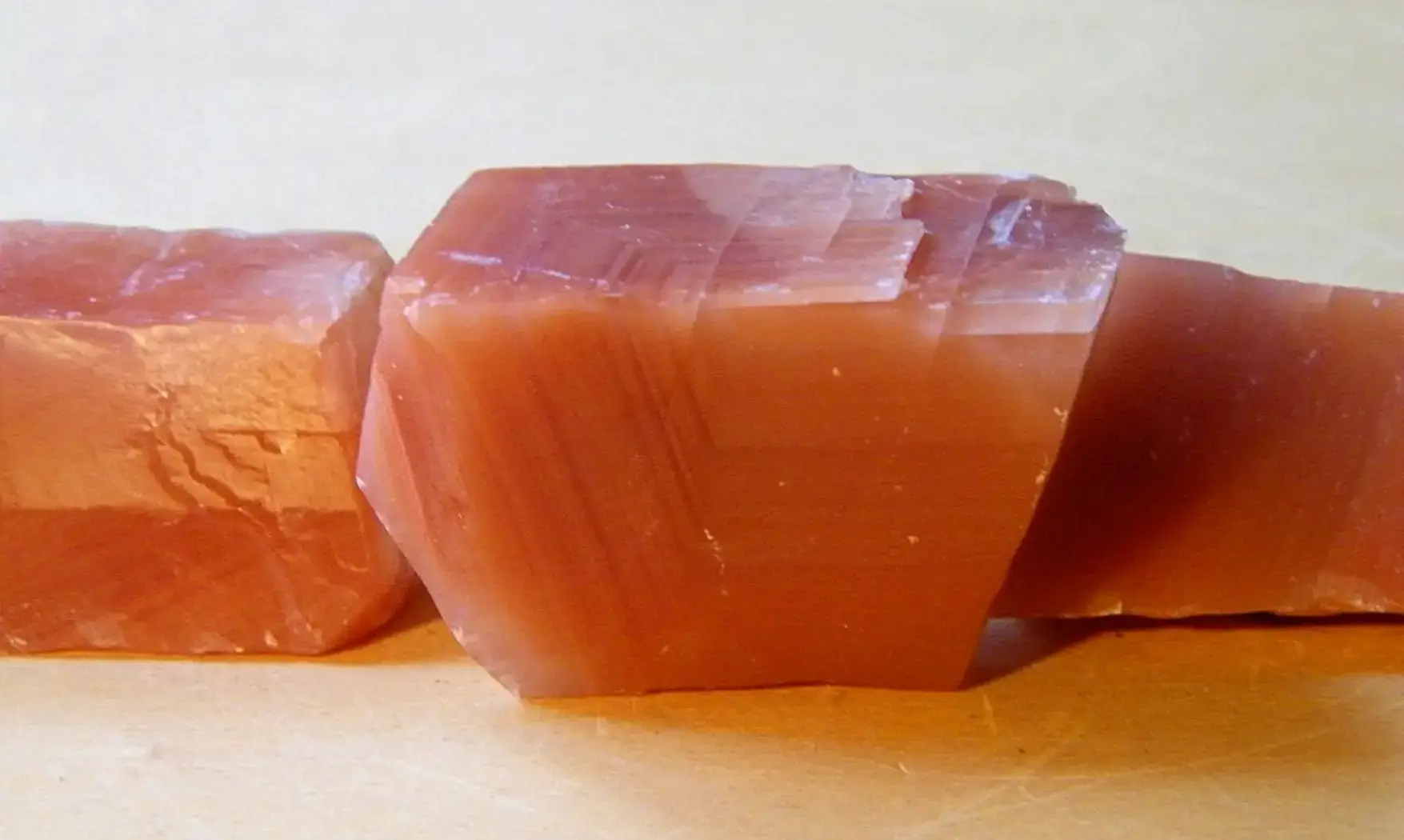 Calcite rouge Pierre Brute