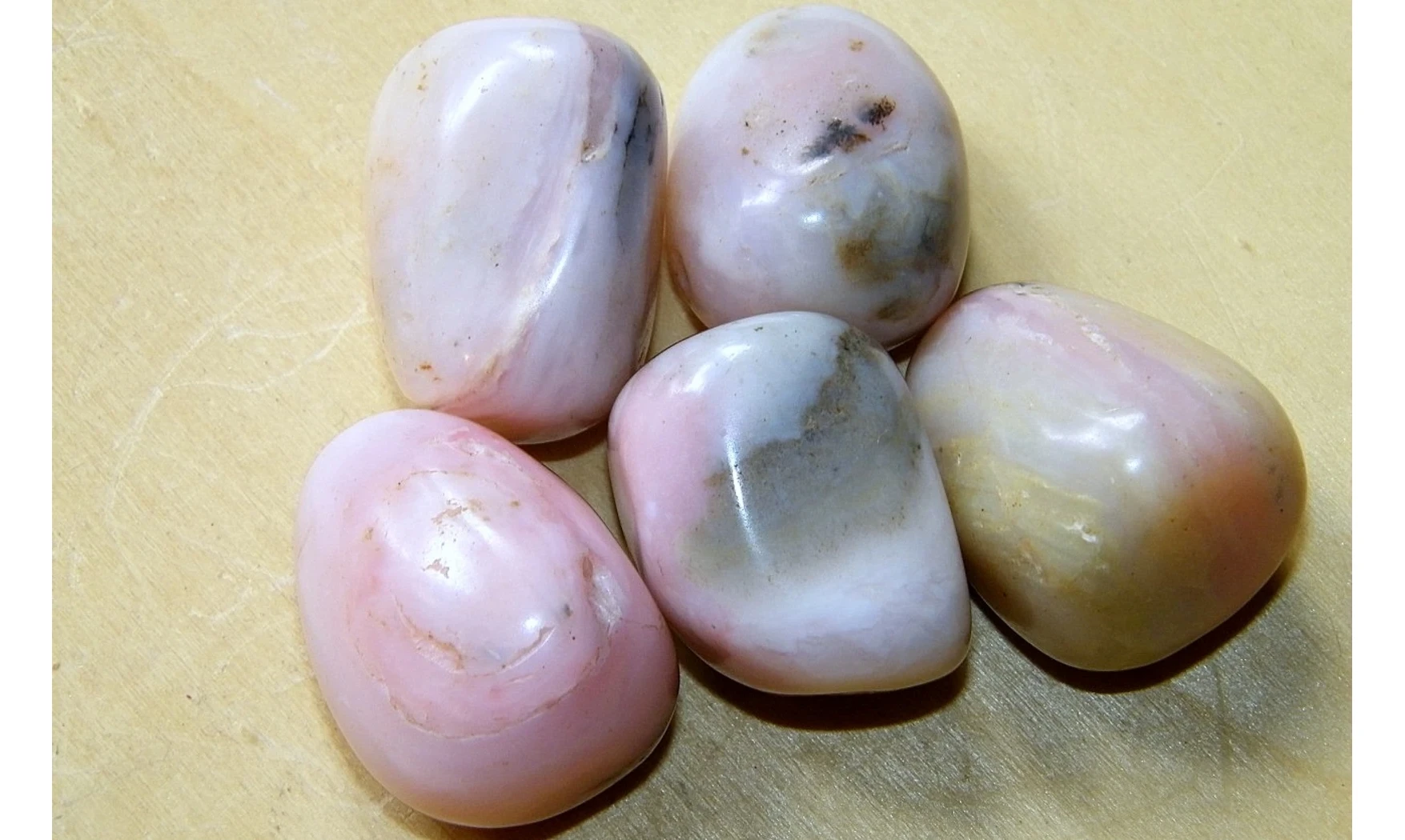 Opale rose pierre roulée