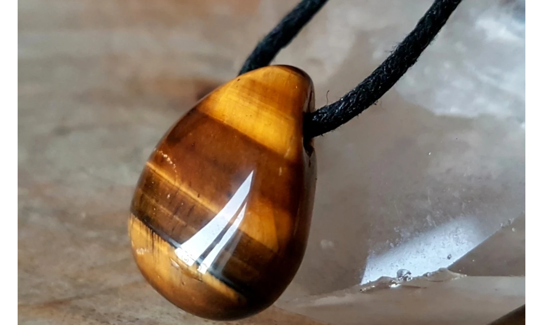 Oeil de Tigre pierre percée pendentif