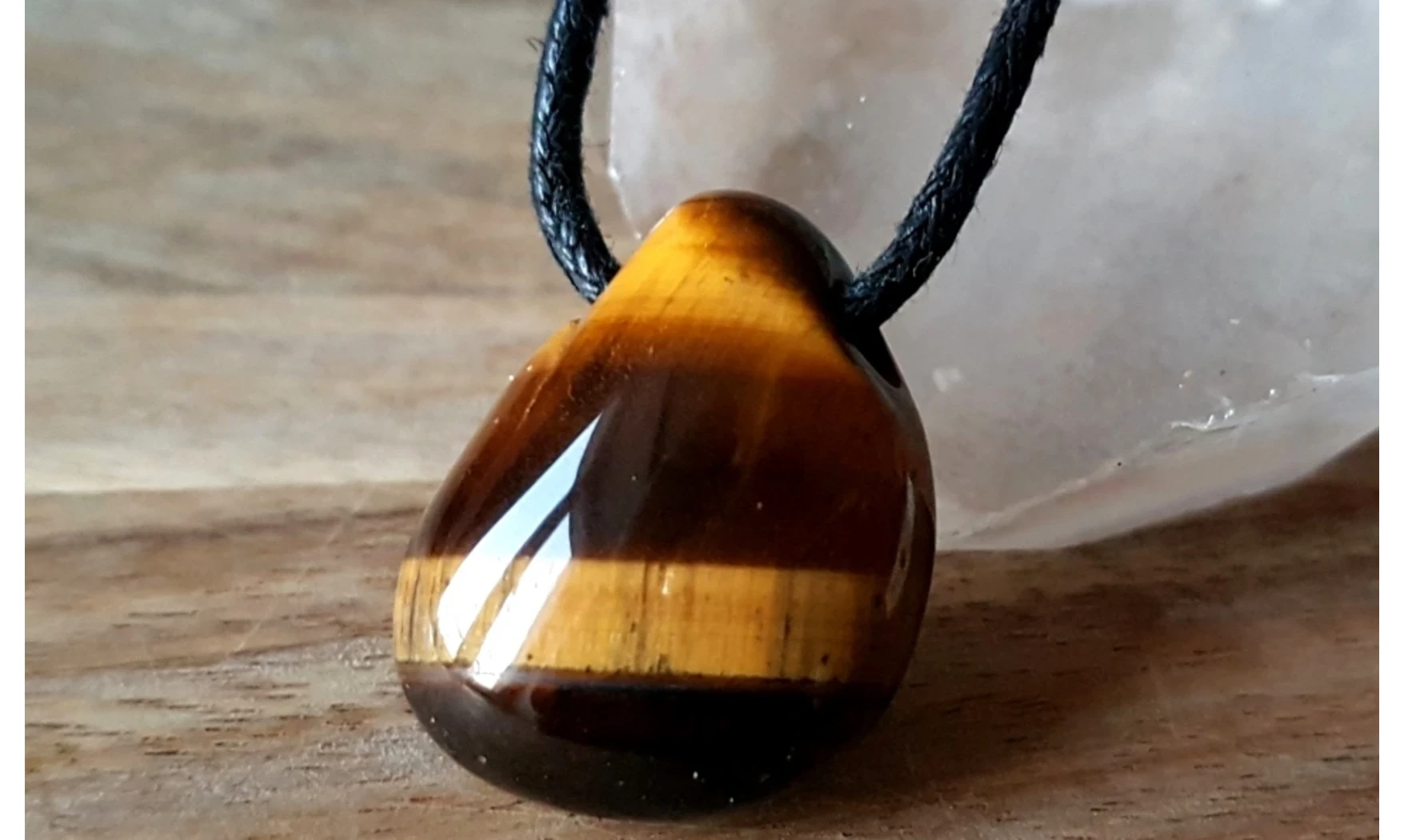Oeil de Tigre pierre percée pendentif